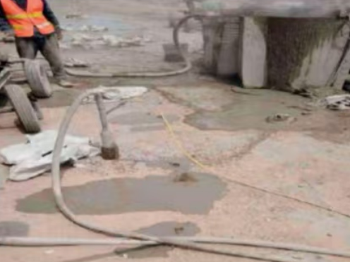 久治水泥混凝土路面板底注浆技术 路面脱空注浆整治方案