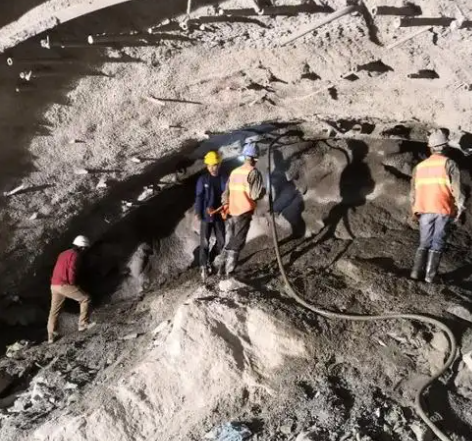 久治拱顶带模注浆料的施工流程及注意事项